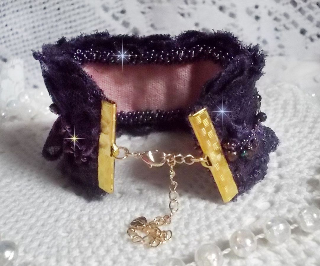 Bracciale da donna romantico ricamato con perle di semi su tessuto di lino rosa con pizzo viola anni '50 e cristalli