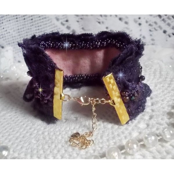 Bracciale da donna romantico ricamato con perle di semi su tessuto di lino rosa con pizzo viola anni '50 e cristalli