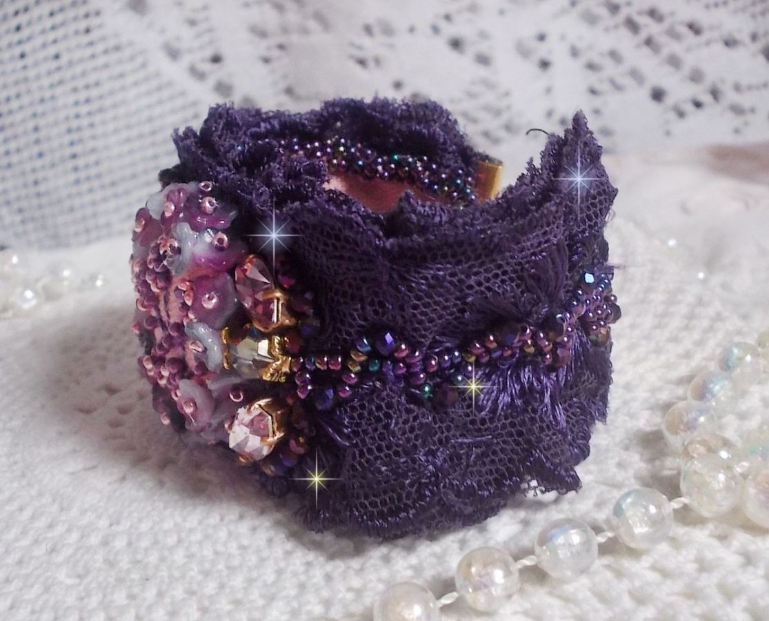 Bracciale da donna romantico ricamato con perle di semi su tessuto di lino rosa con pizzo viola anni '50 e cristalli