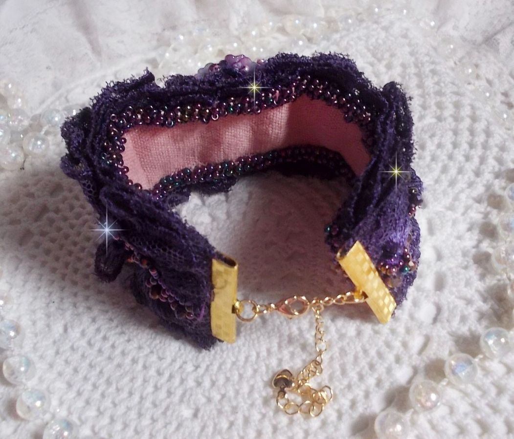 Bracciale da donna romantico ricamato con perle di semi su tessuto di lino rosa con pizzo viola anni '50 e cristalli