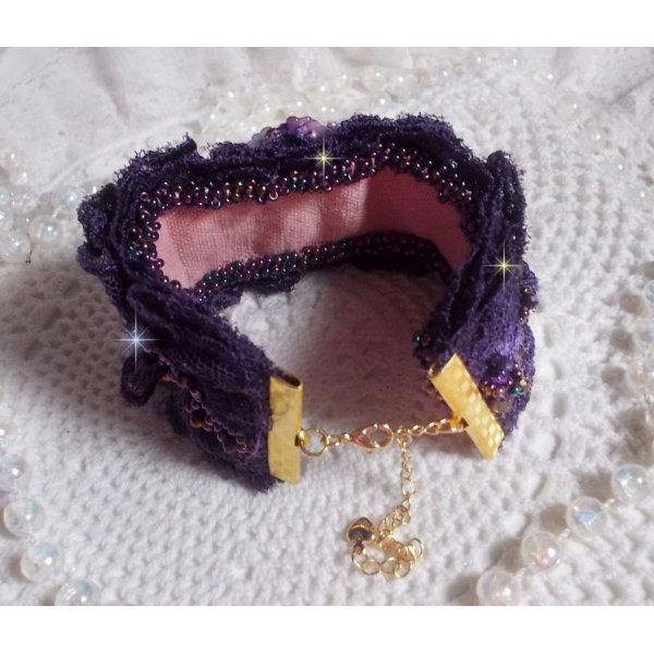 Bracciale da donna romantico ricamato con perle di semi su tessuto di lino rosa con pizzo viola anni '50 e cristalli