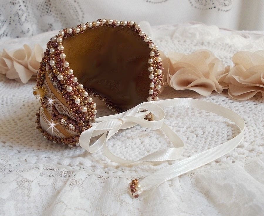 Bracciale Reflets de Rosée ricamato con perle, cristalli Swarovski, perline e pizzo antico