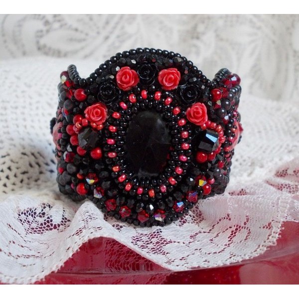 Bracelet manchette Midnight in Paris brod&eacute; tendance romantique avec un cabochon en verre