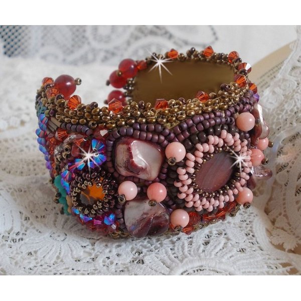 Bracciale Topazio ricamato con un disco di mogano perlato, ametista, corallo rosa chiaro, cristalli Swarovski e perle di seme