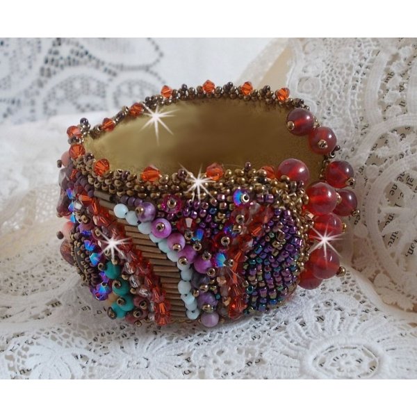 Bracciale Topazio ricamato con un disco di mogano perlato, ametista, corallo rosa chiaro, cristalli Swarovski e perle di seme