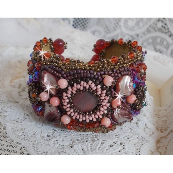 Bracciale Topazio ricamato con un disco di mogano perlato, ametista, corallo rosa chiaro, cristalli Swarovski e perle di seme