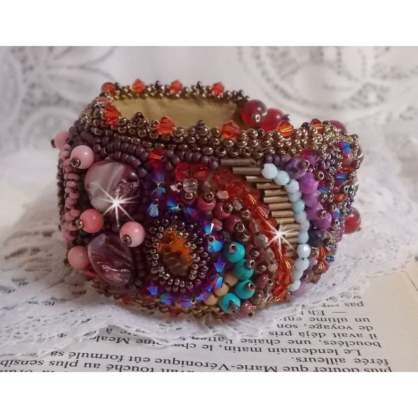 Bracciale Topazio ricamato con un disco di mogano perlato, ametista, corallo rosa chiaro, cristalli Swarovski e perle di seme