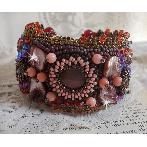 Bracciale Topazio ricamato con un disco di mogano perlato, ametista, corallo rosa chiaro, cristalli Swarovski e perle di seme