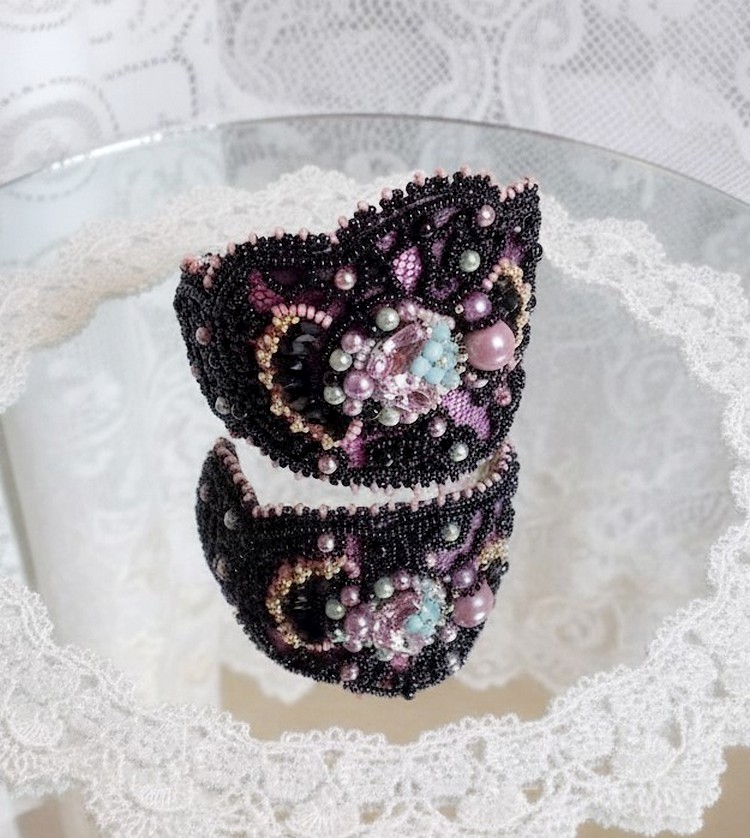 Bracciale marquise ricamato con cristalli Swarovski, pizzo nero antico del 1950, perle d'acqua dolce e semi di perle