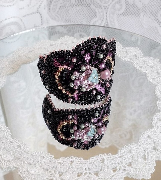 Bracciale marquise ricamato con cristalli Swarovski, pizzo nero antico del 1950, perle d'acqua dolce e semi di perle