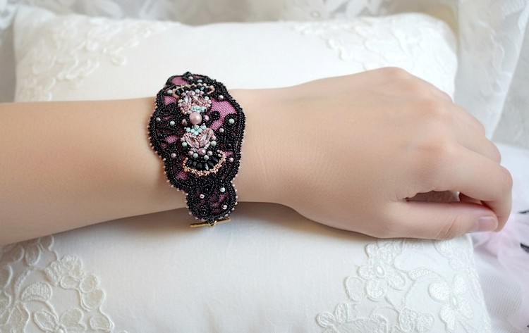 Bracciale marquise ricamato con cristalli Swarovski, pizzo nero antico del 1950, perle d'acqua dolce e semi di perle