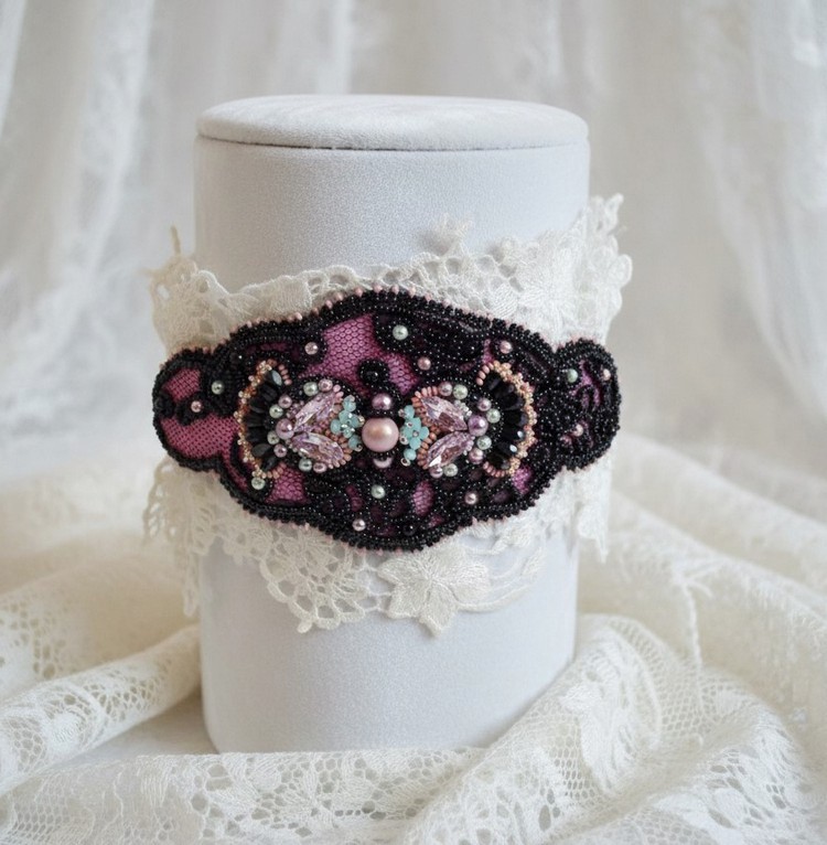 Bracciale marquise ricamato con cristalli Swarovski, pizzo nero antico del 1950, perle d'acqua dolce e semi di perle