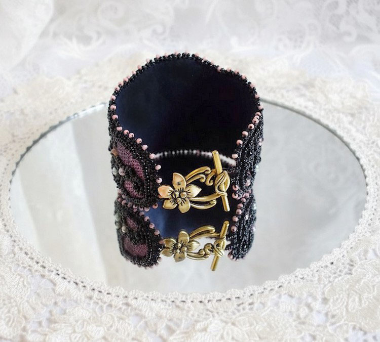 Bracciale marquise ricamato con cristalli Swarovski, pizzo nero antico del 1950, perle d'acqua dolce e semi di perle