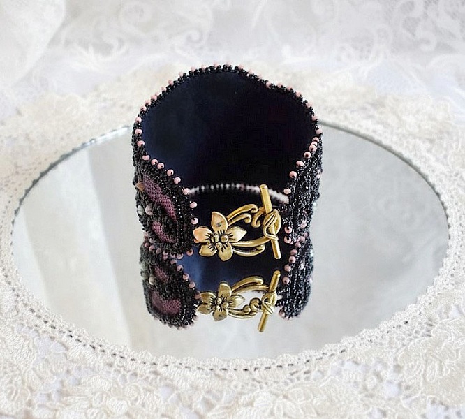 Bracciale marquise ricamato con cristalli Swarovski, pizzo nero antico del 1950, perle d'acqua dolce e semi di perle