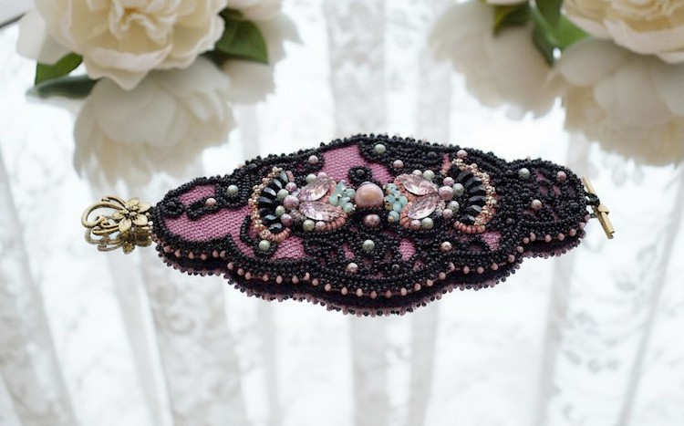 Bracciale marquise ricamato con cristalli Swarovski, pizzo nero antico del 1950, perle d'acqua dolce e semi di perle