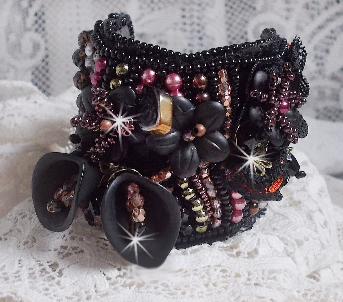 Bracelet manchette Midnight Daisy, rien que des perles nacrées et des fleurs.