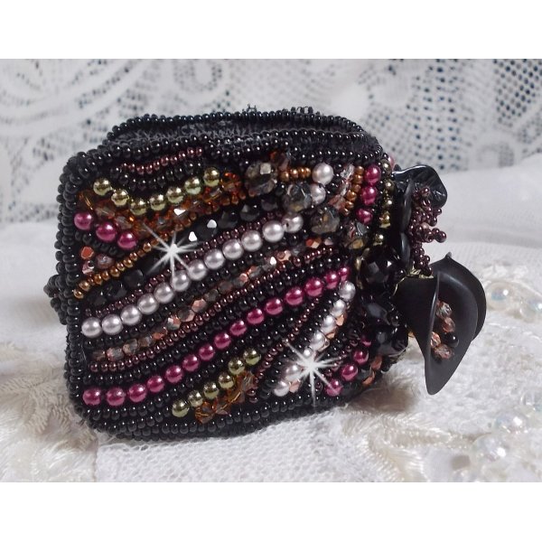 Bracelet manchette Midnight Daisy, rien que des perles nacr&eacute;es et des fleurs.