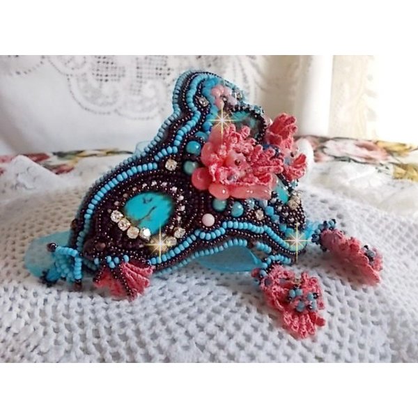 Bracciale Na&iuml;ade Haute-Couture ricamato con cabochon di turchese, un pizzo rosa molto antico, perle di pietra preziosa: corallo chiaro e perle di seme 