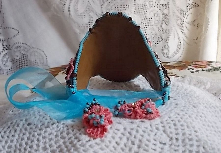 Bracciale Naïade Haute-Couture ricamato con cabochon di turchese, un pizzo rosa molto antico, perle di pietra preziosa: corallo chiaro e perle di seme 