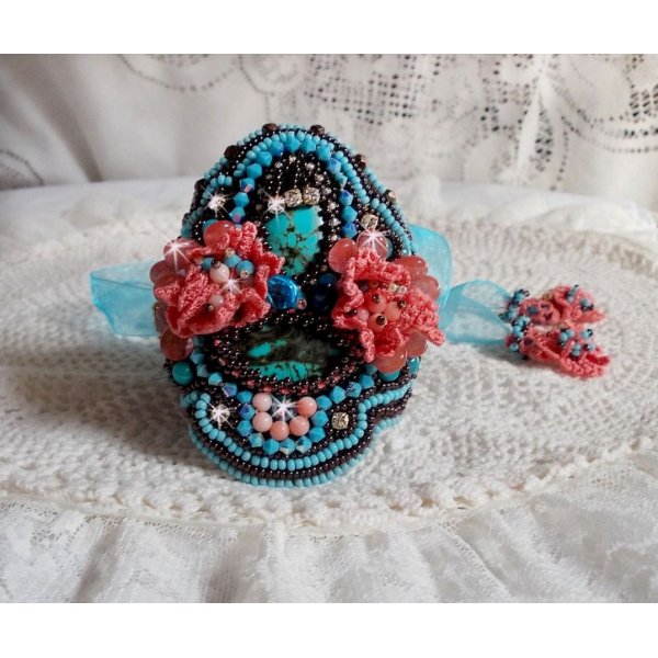 Bracciale Na&iuml;ade Haute-Couture ricamato con cabochon di turchese, un pizzo rosa molto antico, perle di pietra preziosa: corallo chiaro e perle di seme 