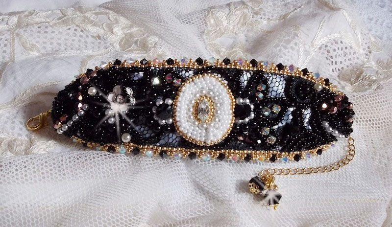 Bracciale nero sacro ricamato su un pizzo nero antico 