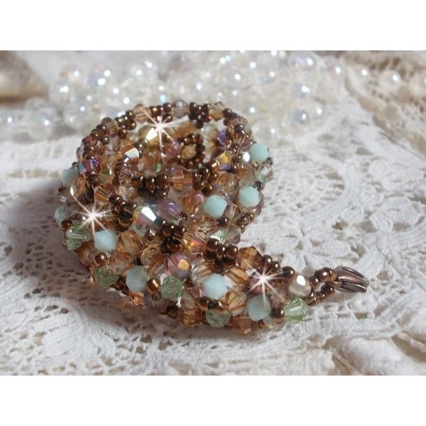 Bracciale di ninfee, un riflesso verde e oro con trottole di cristallo Swarovski e sfaccettature di vetro boh&eacute;mien