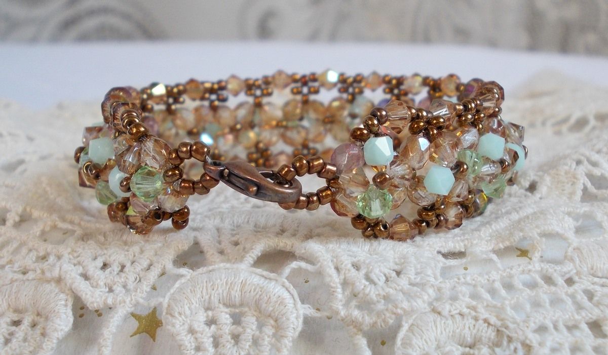 Bracciale di ninfee, un riflesso verde e oro con trottole di cristallo Swarovski e sfaccettature di vetro bohémien