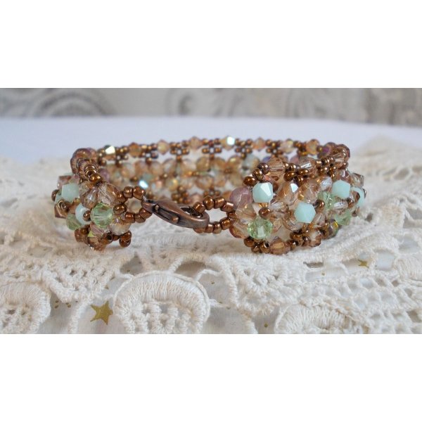 Bracciale di ninfee, un riflesso verde e oro con trottole di cristallo Swarovski e sfaccettature di vetro bohémien