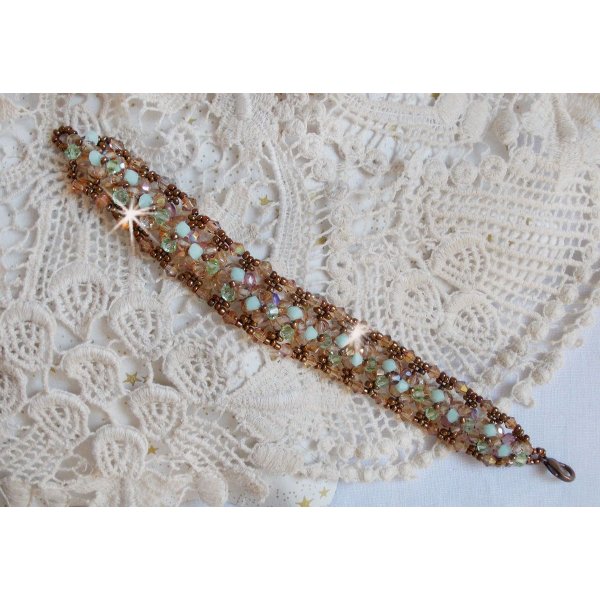 Bracciale di ninfee, un riflesso verde e oro con trottole di cristallo Swarovski e sfaccettature di vetro boh&eacute;mien