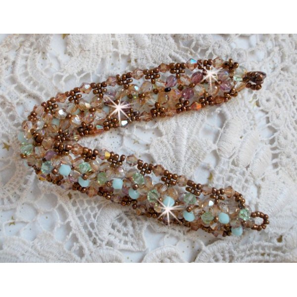 Bracciale di ninfee, un riflesso verde e oro con trottole di cristallo Swarovski e sfaccettature di vetro boh&eacute;mien