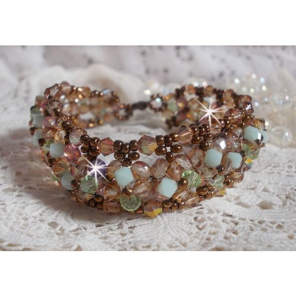 Bracciale di ninfee, un riflesso verde e oro con trottole di cristallo Swarovski e sfaccettature di vetro boh&eacute;mien