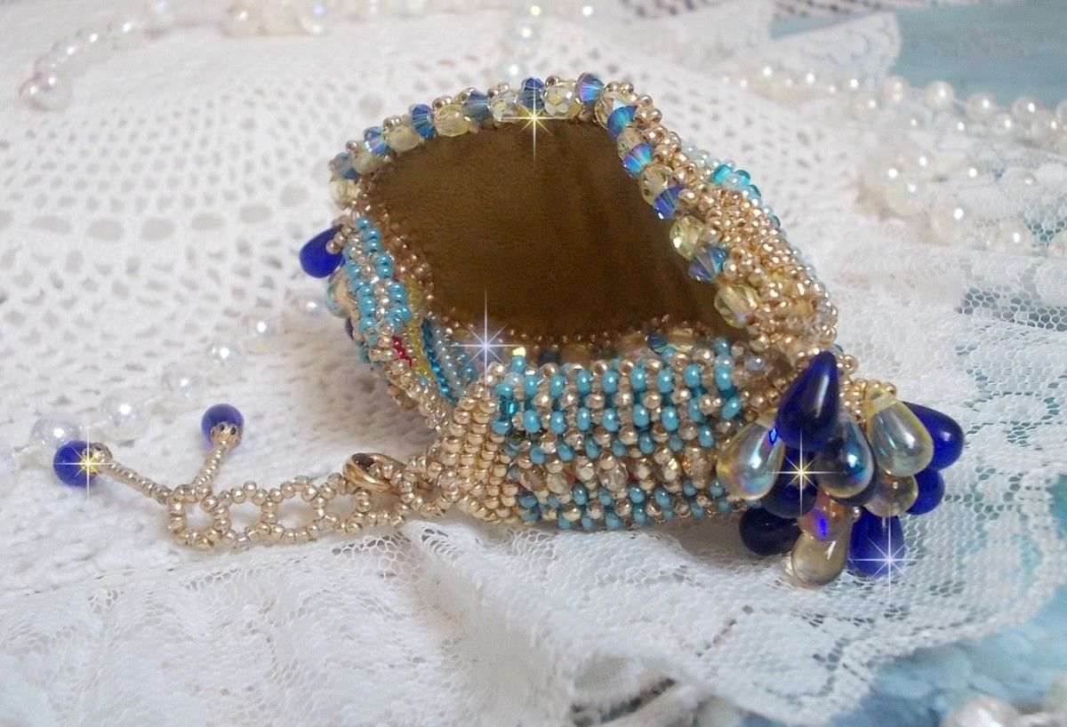 Bracciale Blue Gold Butterfly ricamato con cristalli Swarovski; gocce lisce, sfaccettature, perline e chiusura in oro 14 carati.