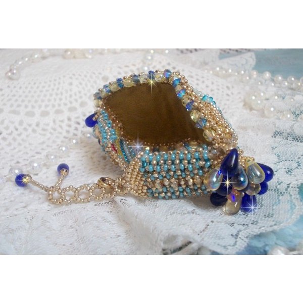 Bracciale Blue Gold Butterfly ricamato con cristalli Swarovski; gocce lisce, sfaccettature, perline e chiusura in oro 14 carati.