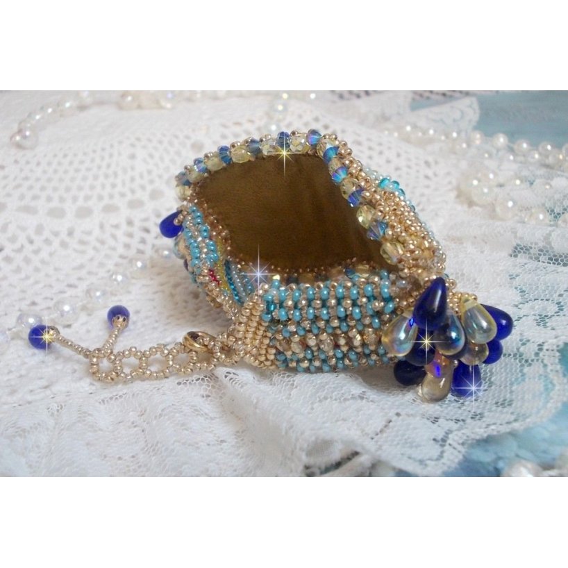 Bracciale Blue Gold Butterfly ricamato con cristalli Swarovski; gocce lisce, sfaccettature, perline e chiusura in oro 14 carati.