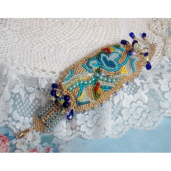 Bracciale Blue Gold Butterfly ricamato con cristalli Swarovski; gocce lisce, sfaccettature, perline e chiusura in oro 14 carati.