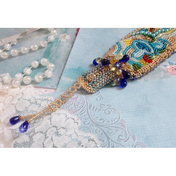 Bracciale Blue Gold Butterfly ricamato con cristalli Swarovski; gocce lisce, sfaccettature, perline e chiusura in oro 14 carati.