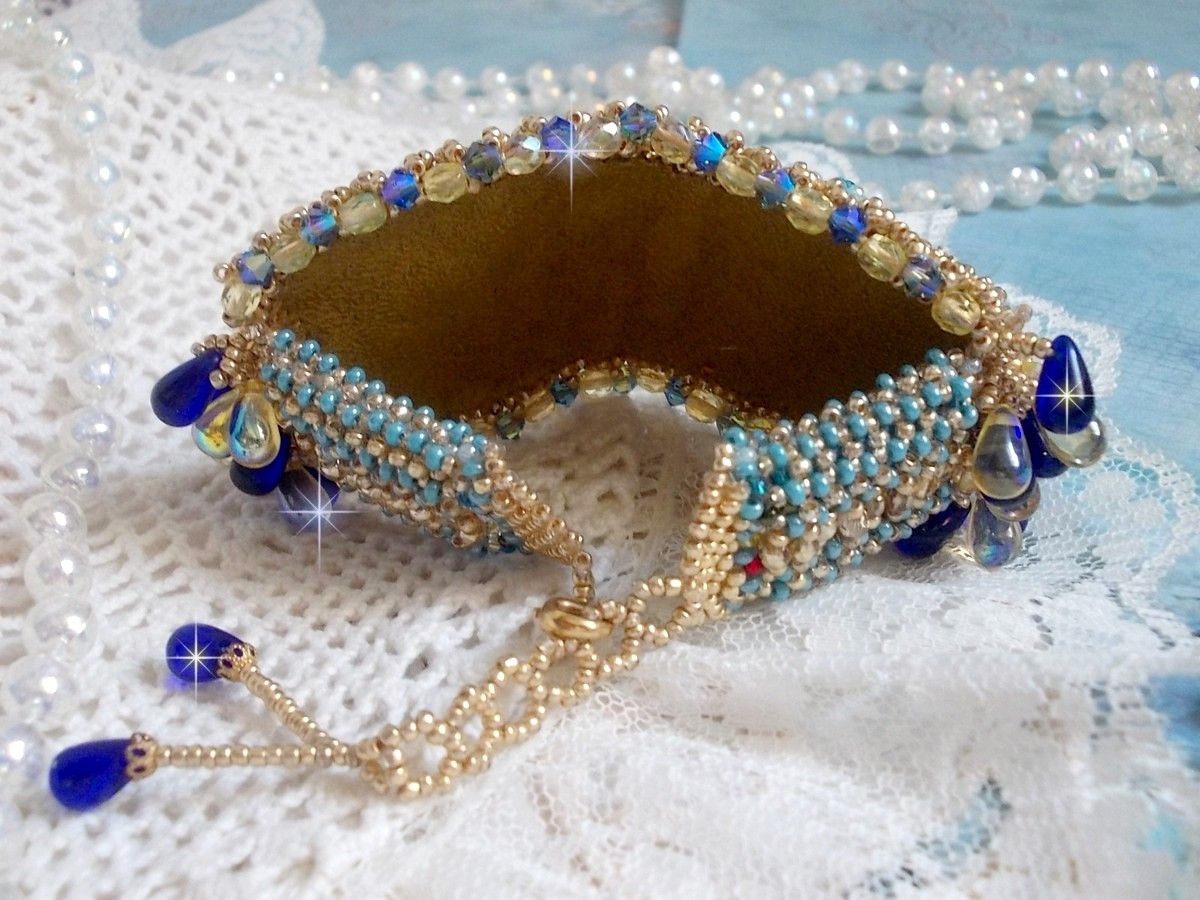 Bracciale Blue Gold Butterfly ricamato con cristalli Swarovski; gocce lisce, sfaccettature, perline e chiusura in oro 14 carati.