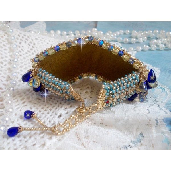 Bracciale Blue Gold Butterfly ricamato con cristalli Swarovski; gocce lisce, sfaccettature, perline e chiusura in oro 14 carati.