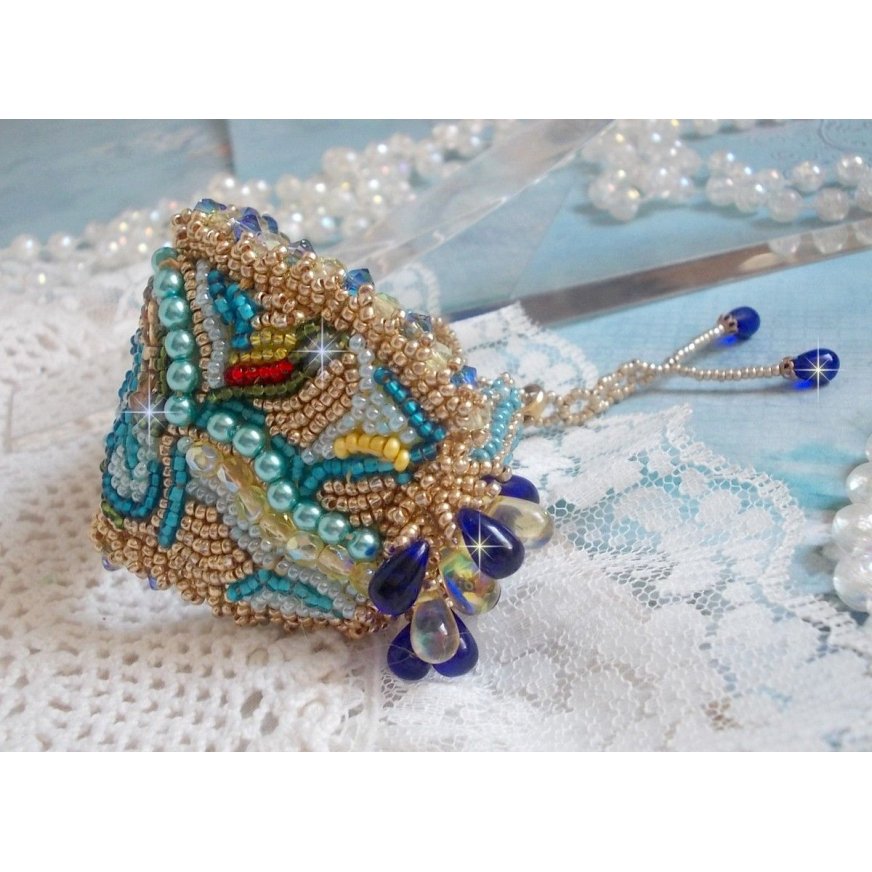 Bracciale Blue Gold Butterfly ricamato con cristalli Swarovski; gocce lisce, sfaccettature, perline e chiusura in oro 14 carati.