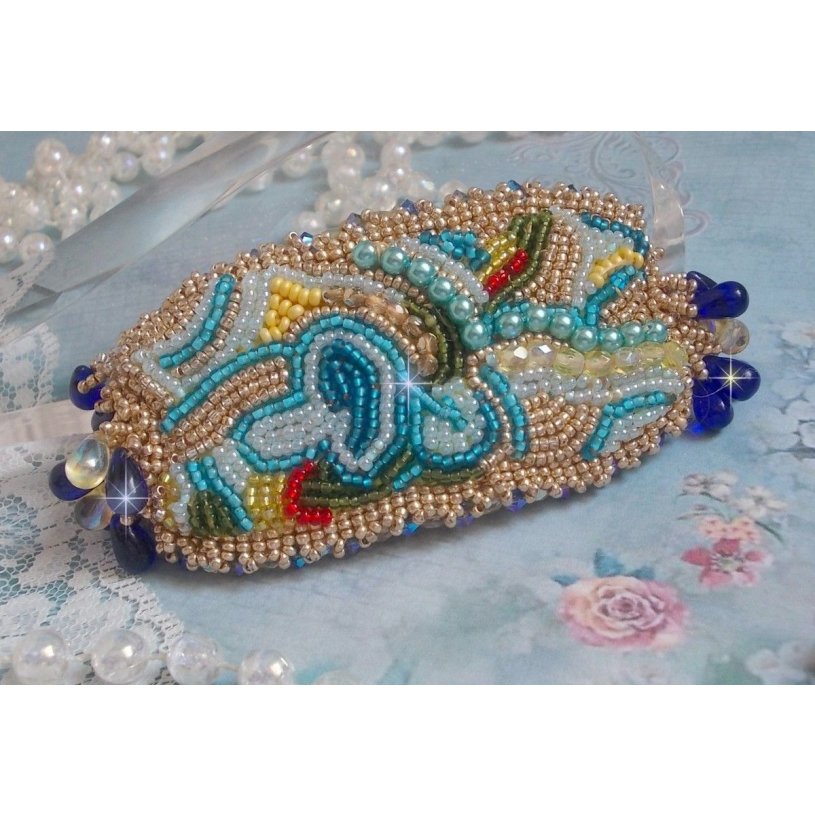 Bracciale Blue Gold Butterfly ricamato con cristalli Swarovski; gocce lisce, sfaccettature, perline e chiusura in oro 14 carati.