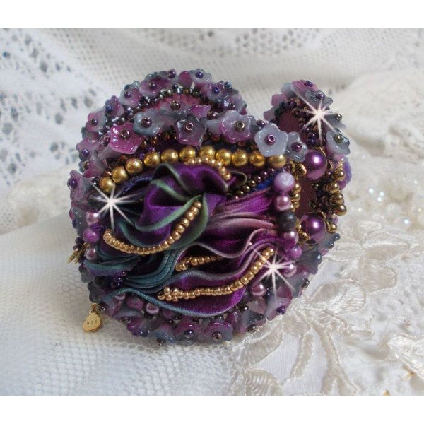 Bracelet La Passionn&eacute;e de Venise brod&eacute; avec un ruban de soie Purple, des pierres semi-pr&eacute;cieuse : Les sugililtes et des rocailles