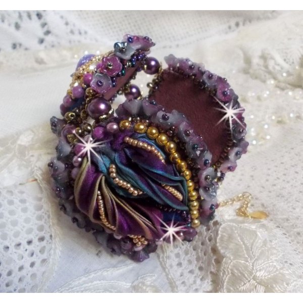 Bracelet La Passionn&eacute;e de Venise brod&eacute; avec un ruban de soie Purple, des pierres semi-pr&eacute;cieuse : Les sugililtes et des rocailles