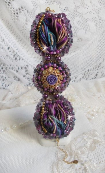 Bracelet La Passionn&eacute;e de Venise brod&eacute; avec un ruban de soie Purple, des pierres semi-pr&eacute;cieuse : Les sugililtes et des rocailles