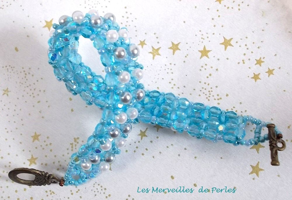 Bracciale di perle celesti con sfaccettature e perle di vetro perlato