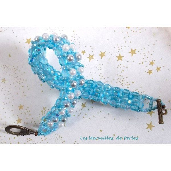 Bracciale di perle celesti con sfaccettature e perle di vetro perlato