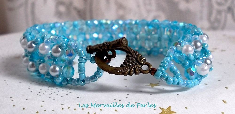 Bracciale di perle celesti con sfaccettature e perle di vetro perlato