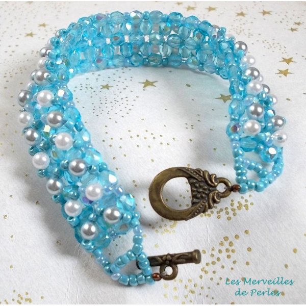 Bracciale di perle celesti con sfaccettature e perle di vetro perlato