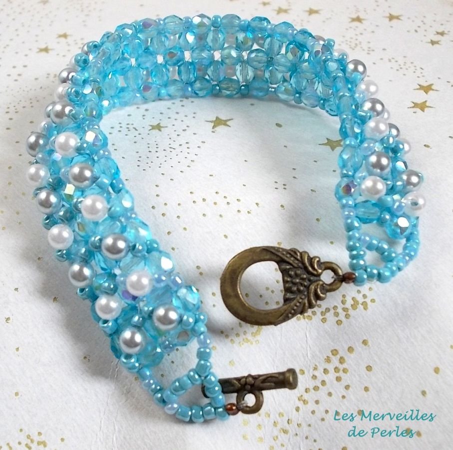 Bracciale di perle celesti con sfaccettature e perle di vetro perlato