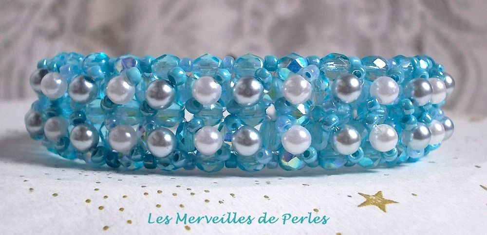 Bracciale di perle celesti con sfaccettature e perle di vetro perlato