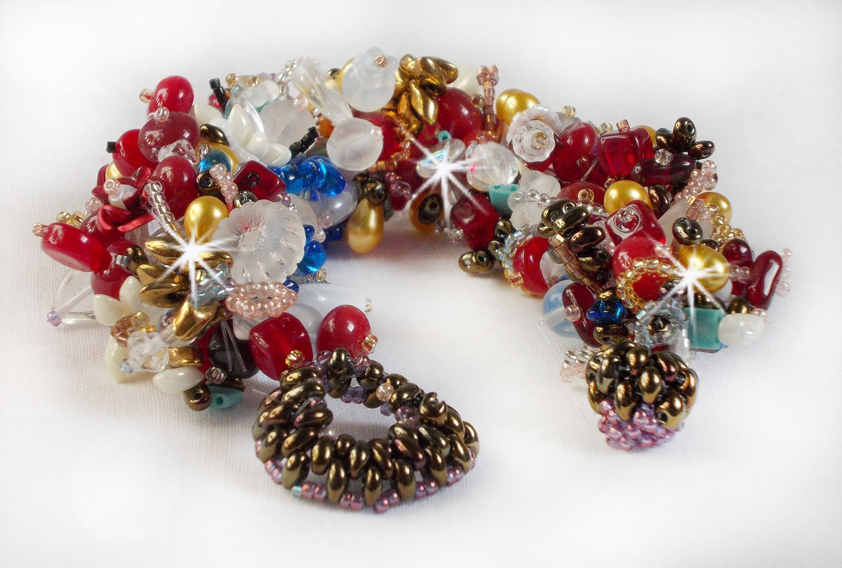 Bracelet Printemps coloré avec des perles nacrées, des cristaux de Swarovski et diverses perles
